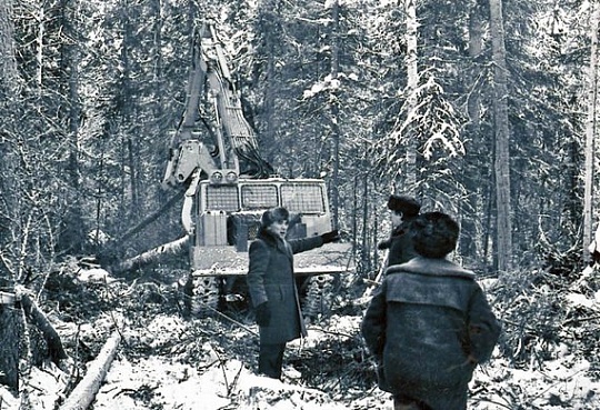 Освоение новой техники на валке леса. Мотыгинский район, 1971 г. Освоение новой техники на валке леса. Мотыгинский район, 1971 г..